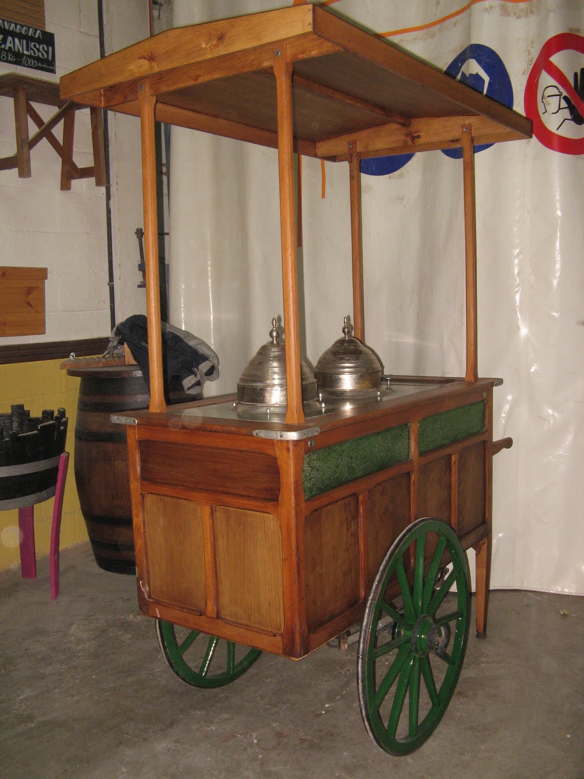 Artesanos Carpinteros: Antigüo carrito de helados