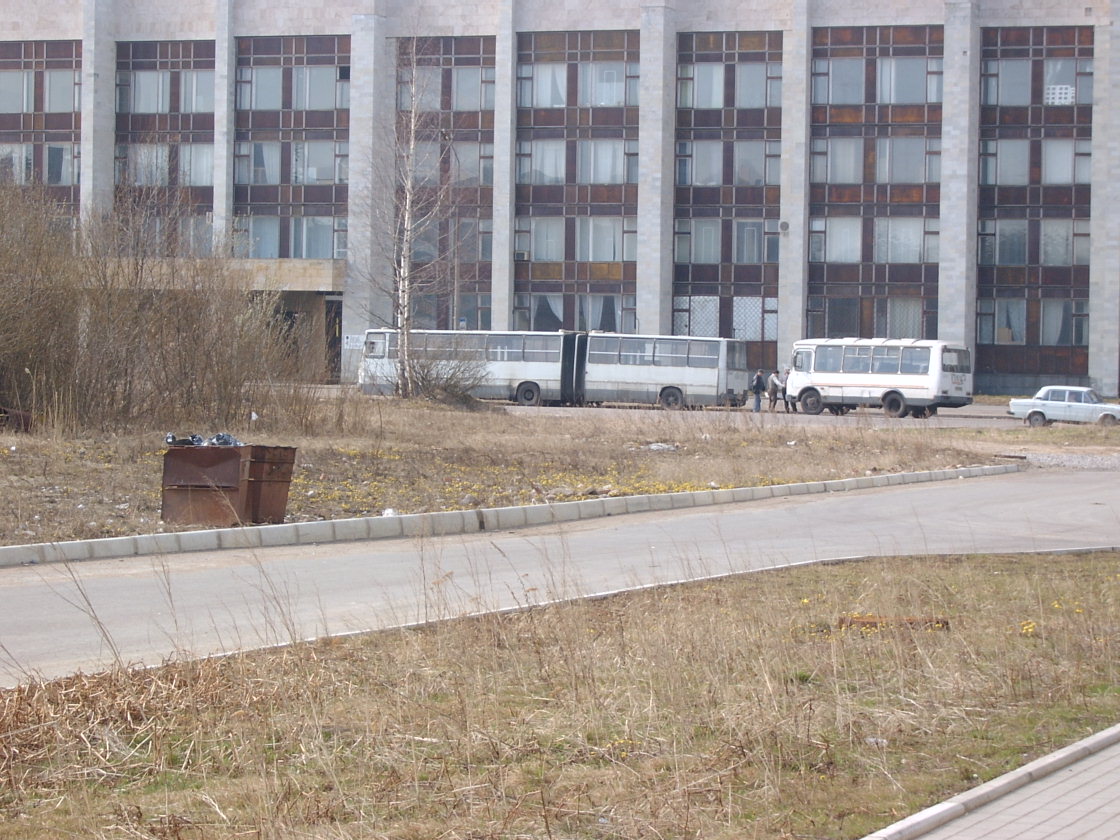 [Перед+зданием+Вид+направо.JPG]