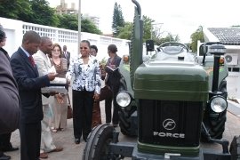 [Maria+Guebuza-TRACTOR.jpg]