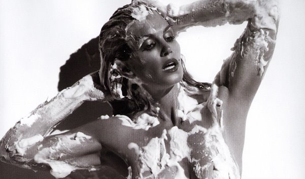 [Cindy+Crawford+Allure+03.JPG]