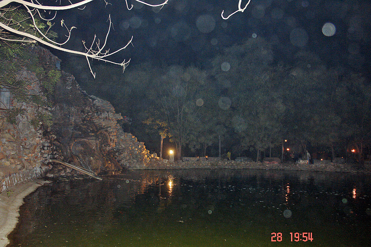 [Chokhi+Dhaani+in+Jaipur+-+The+lake+and+waterfall+inside.jpg]