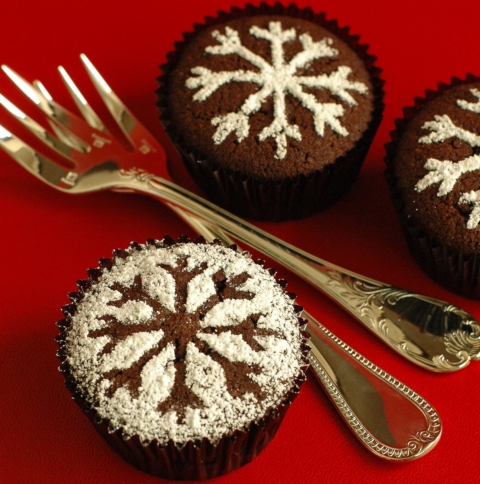 [snowflake+stencil+cupcakes.JPG]