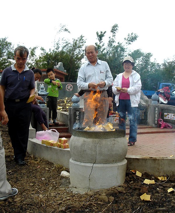 tombsweeping in hengchun