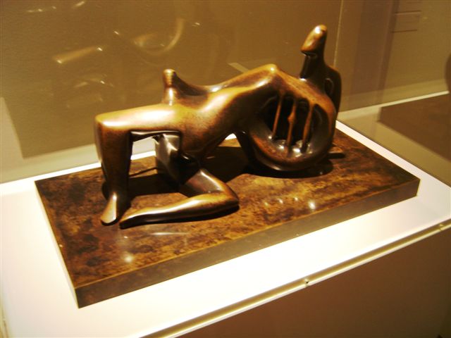 [HenryMoore12.JPG]