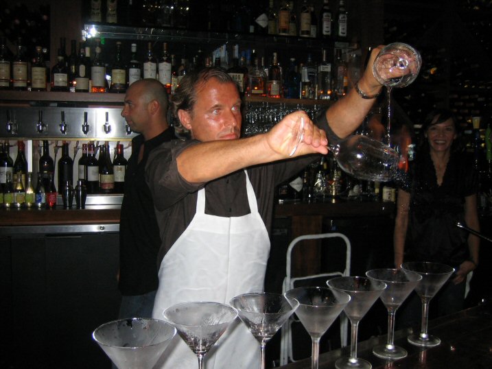 [7_bartender.JPG]