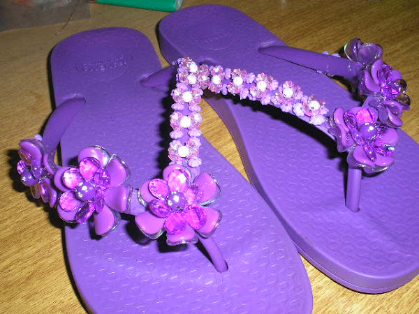 Chinelo violeta com 3 flores