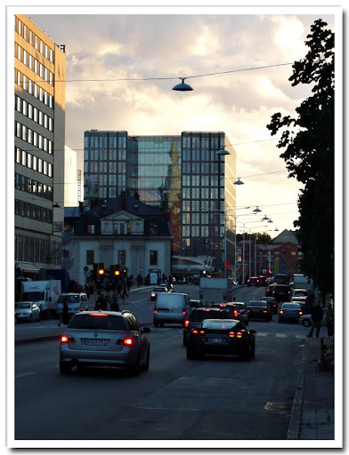 Klara kyrka speglas i glashus