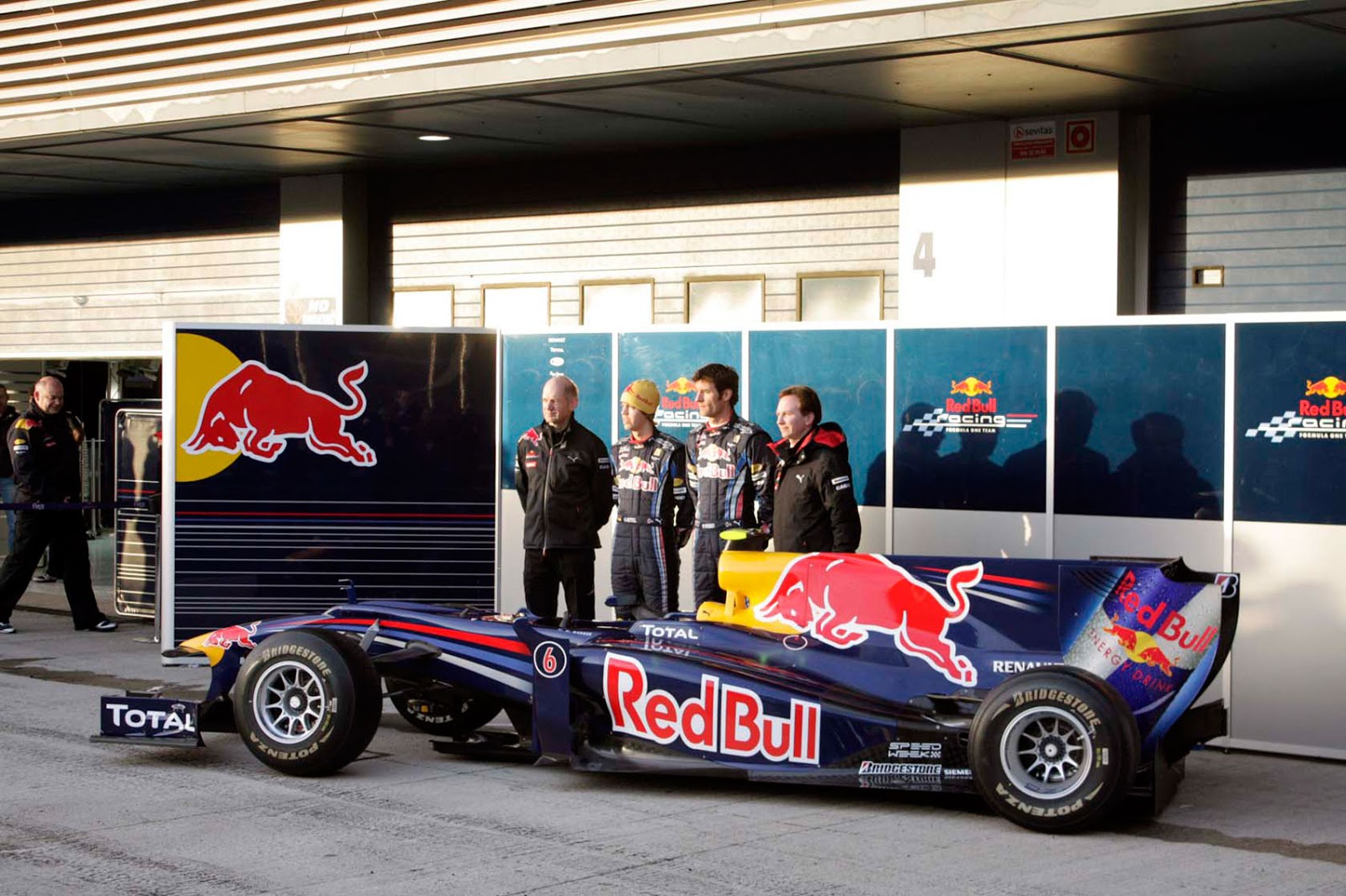 F1 FOLLOWER: Red Bull presents the new Red Bull RB7 in Valencia!!