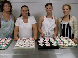 Beautiful wedding cupcakes creations.