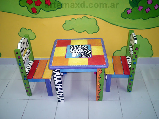 Mesa y sillitas pintadas con la temática de la selva