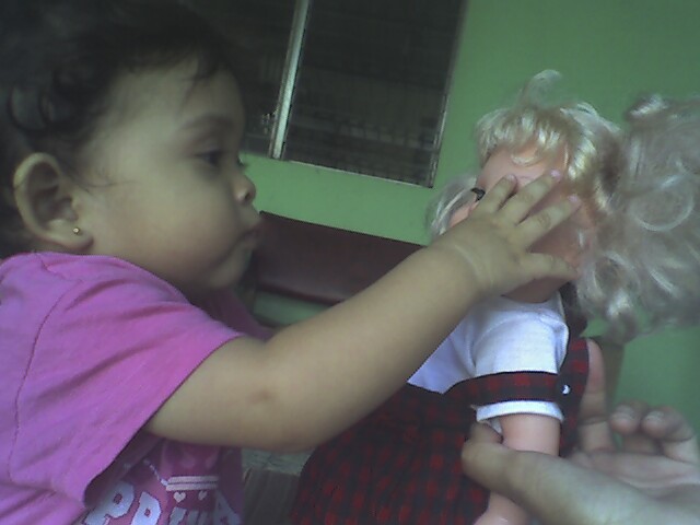 muñeca que camina de la mano