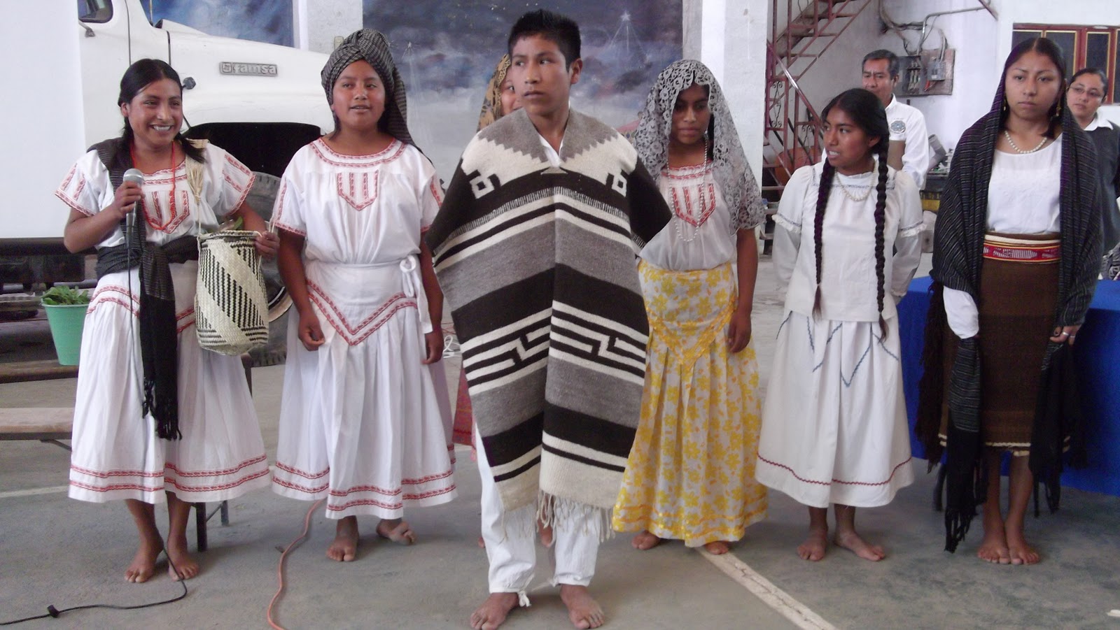 Corresponsales Indígenas Estudiantes descubren trajes indígenas
