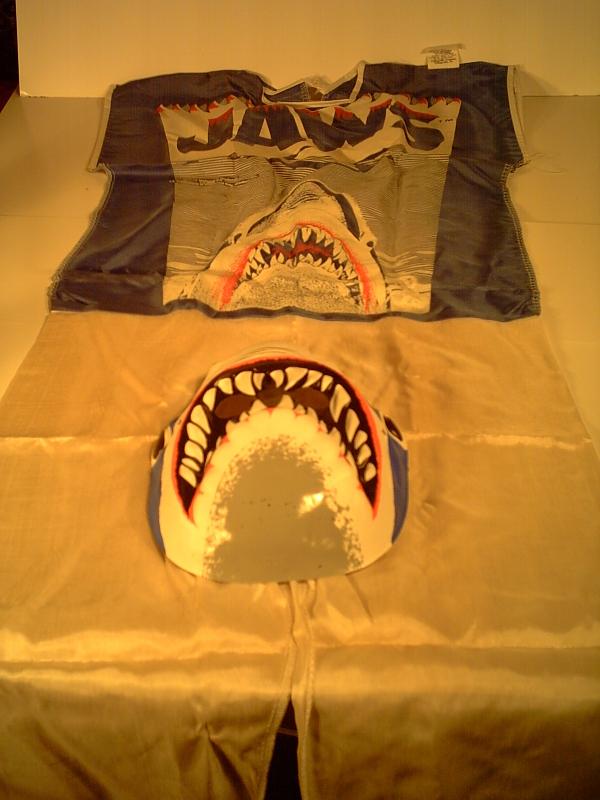 CLASSIC HORROR & MONSTER MOVIE COLLECTIBLES 9 "JAWS" LICENSED SHARK