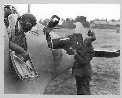 [Airfix] Spitfire PR.IV soviétique 1/72 Spitfire+PR+being+loaded+with+camera