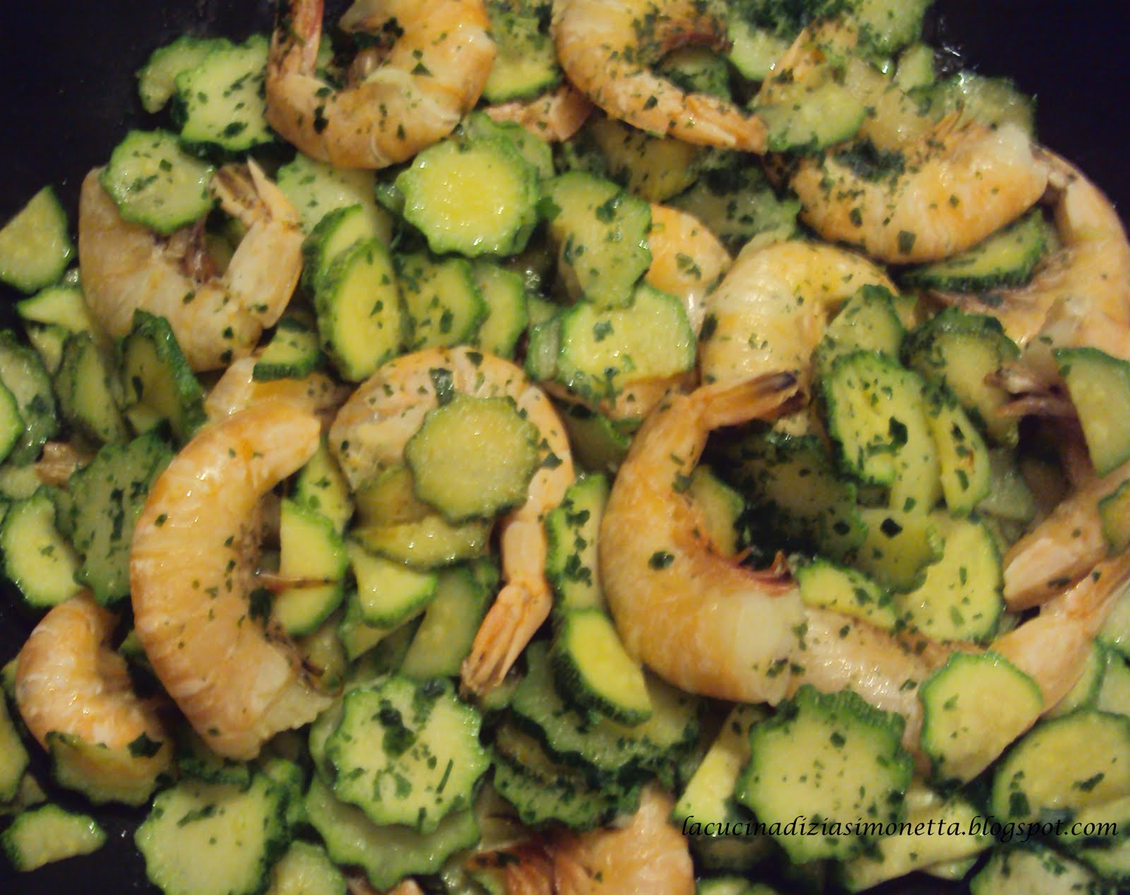 La cucina di zia pasta con code di gamberi, zucchine e