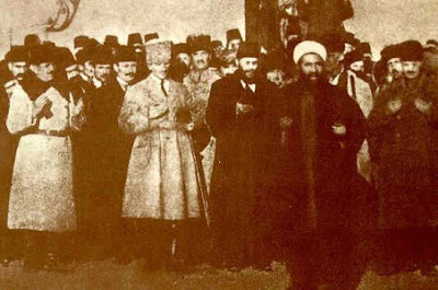 Dua eden Başbuğ Atatürk ve silah arkadaşları. Dua-eden-ba%C5%9Fbu%C4%9F+ve+silah+arkada%C5%9Flar%C4%B1