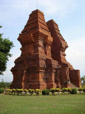 Candi Wringin Lawang