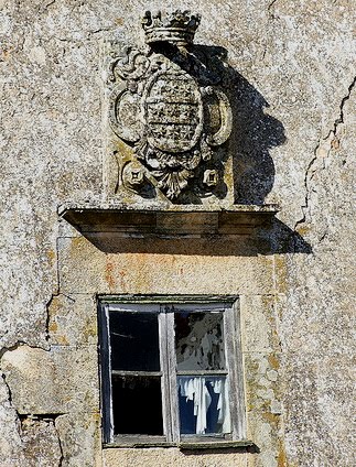 Pedra de armas plenas (do séc. XVIII) no solar da família Soveral, na vila de Sernancelhe.