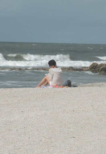 [10BeachReader.JPG]