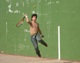 JUGANDO A FRONTON