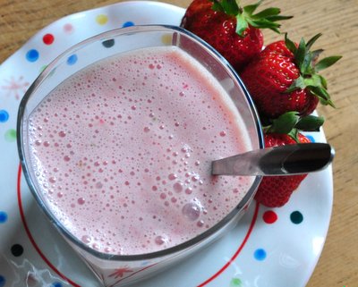 BeautyScoop Strawberry Rhubarb Smoothie