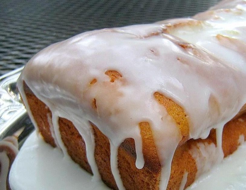 une gamine dans la cuisine Greek Yogurt Cake with Lemon Glaze