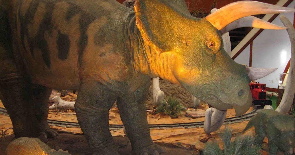 Hawaii Mom Blog Dinosaurs! at Pearlridge Center