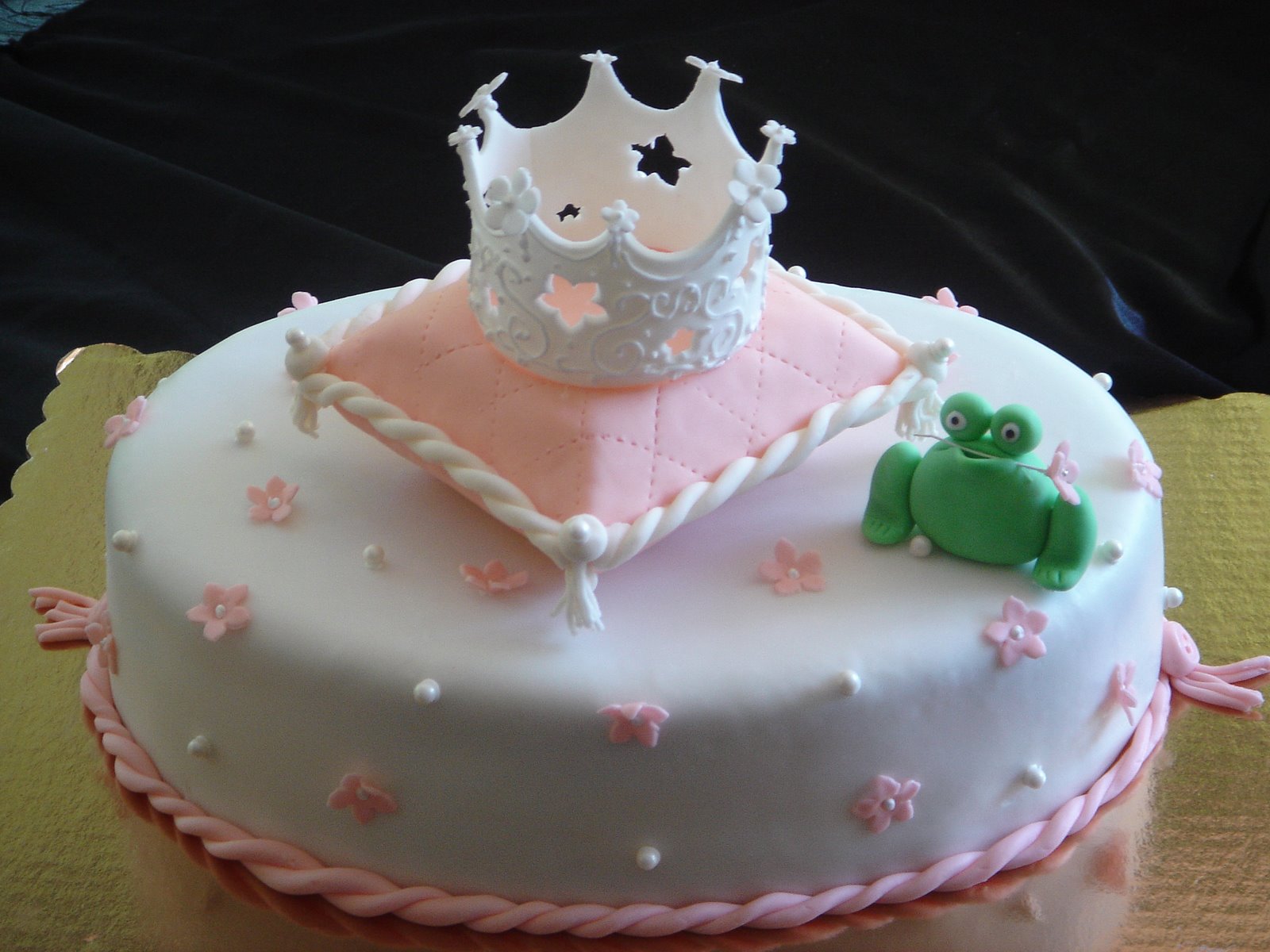 [Fun+Crowncake1.JPG]