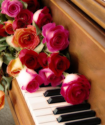 لــحــن الــــــحــــــيــــــــاة وســـمـــفـــونـــيـــة الألـــــم Roses+on+piano