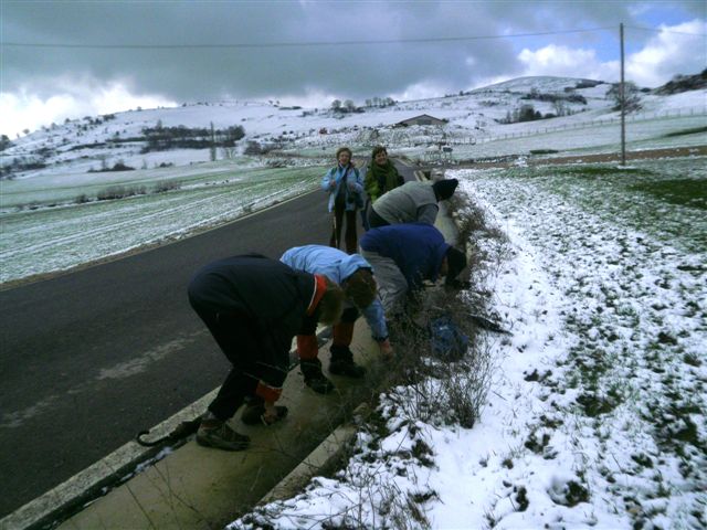 [Limpiándonos+las+botas.JPG]