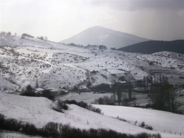 [Valle+de+Juslapeña+y+al+fondo+S.+Cristóbal.JPG]