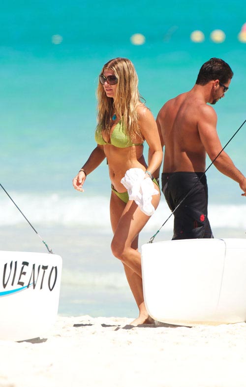 [Fergie_Bikini_3.jpg]
