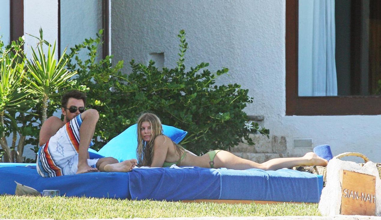 [Fergie_Bikini_13.jpg]