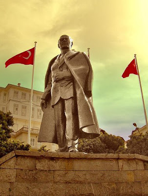 Lider dediin Mustafa+Kemal+******+statue+flag