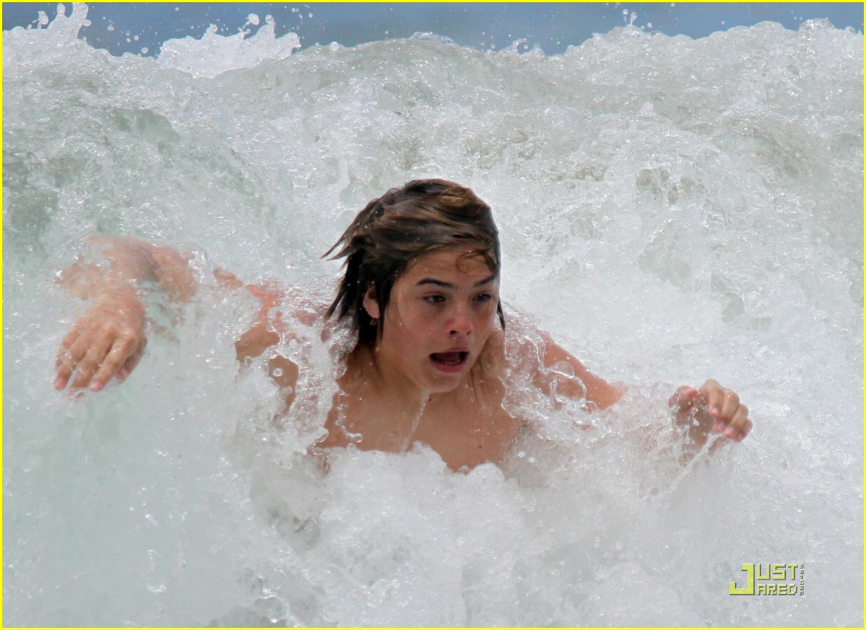 http://3.bp.blogspot.com/_Qn876BJhFWc/SniMx-ilQOI/AAAAAAAACfU/UzXpzuz0RQs/s1600/dylan-cole-sprouse-birthday-15.jpg