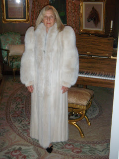 http://3.bp.blogspot.com/_QoHVc5QF8uY/SwO7qSb8JwI/AAAAAAAAAK0/JBZV6a5iKHs/s320/Nice+fur+and+elegant+mature+women+2.jpg
