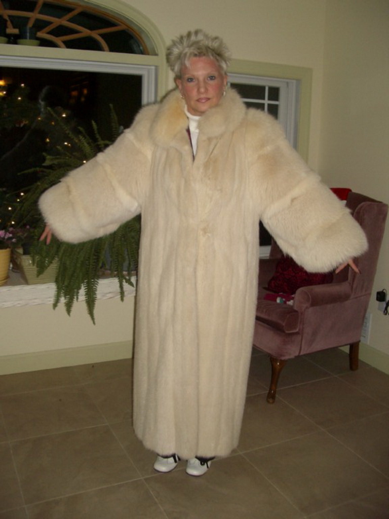 LAFOURRURE2 Biggest fox fur coat
