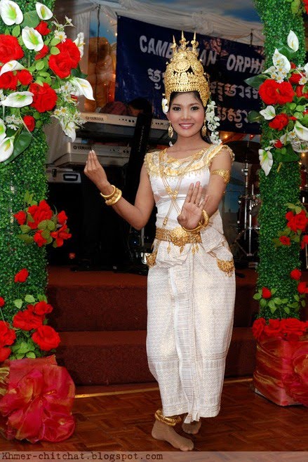 [Hang_pisey_apsara_dance.jpg]