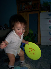 Andres juega al fresbee