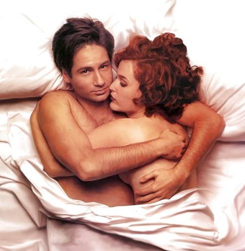 [david_duchovny_gillian_anderson_bed.jpg]