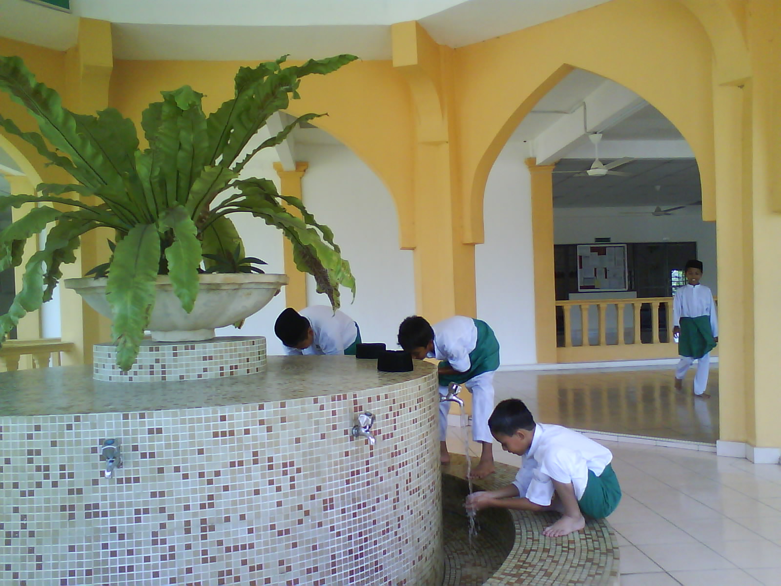 Gambar Berwudhuk