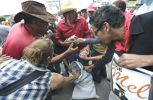 [zelaya+reparto+dinero.jpg]