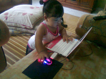 ARISSYA BERSAMA LAPTOP