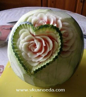 At this stage you carve a rose wreath around the green heart