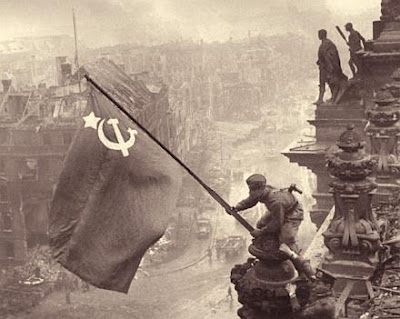 Bandera Soviética sobre el Parlamento Alemán 1945