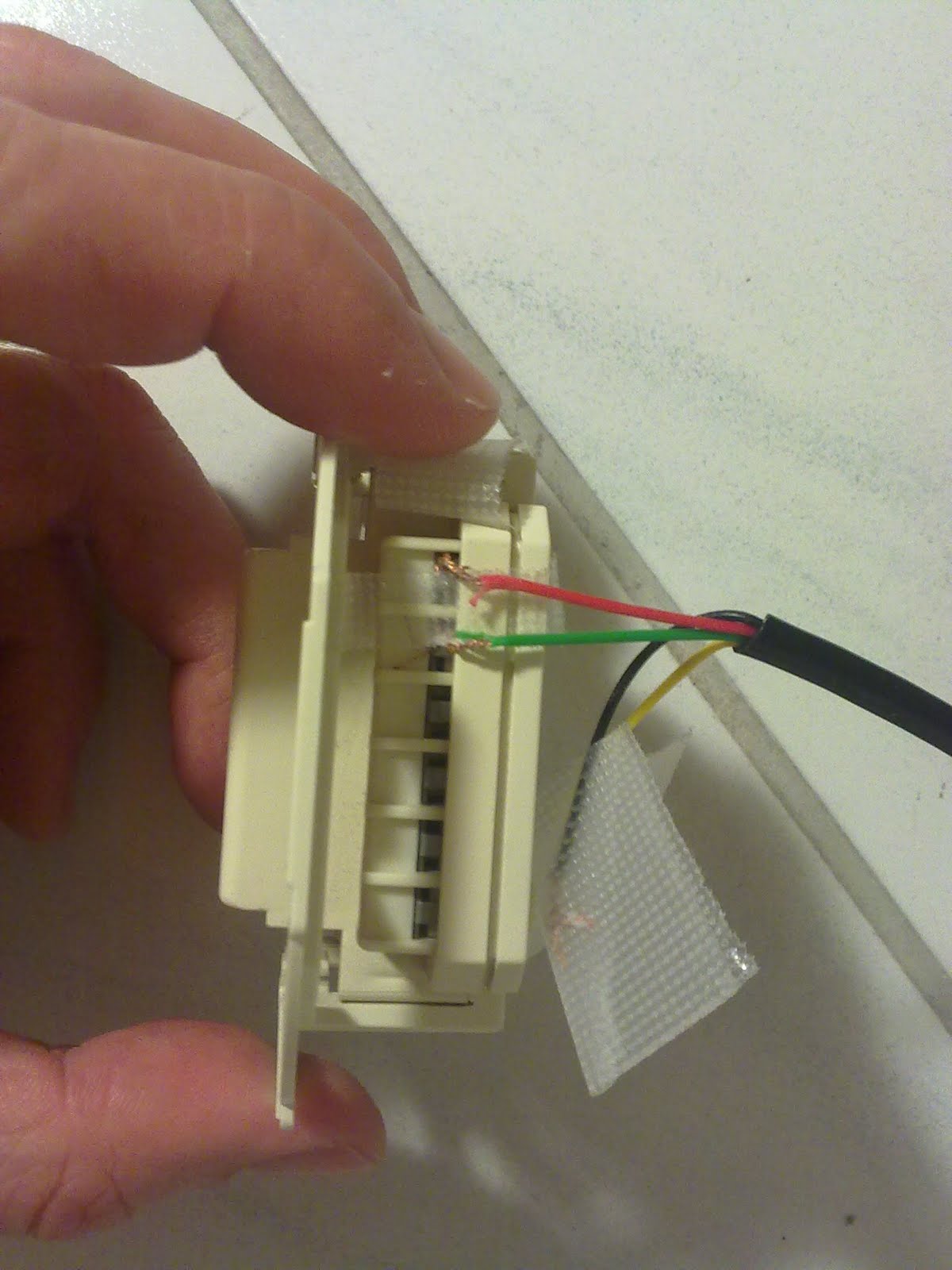 Geschenkt: Wie schließt man eine NFF TAE-Telefondose an?