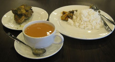 Nasi putih ayam lada hijau Jengkol