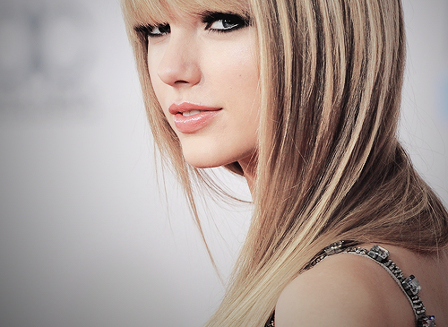 taylor swift with bangs and straight. Taylor Swift has straight hair