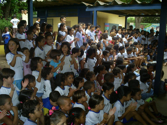 ENCANTAMENTO DOS ALUNOS DURANTE SHOW DA APAEDE NA SEMANA DA INCLUSÃO