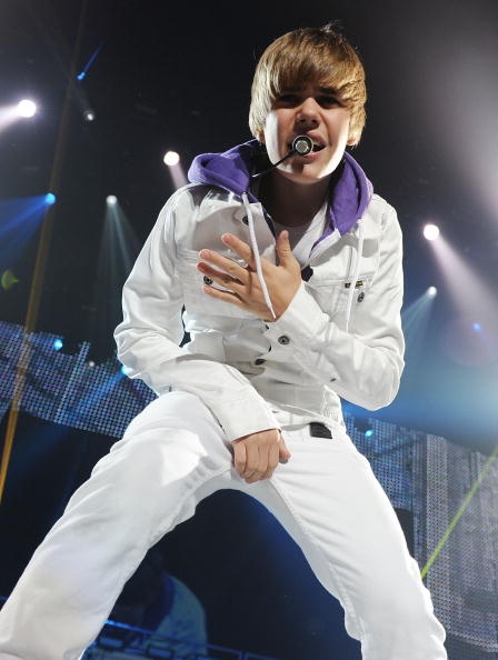 justin bieber tour photos 2011. justin bieber 2011 tour